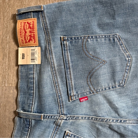Levi's Mid Length Shorts - Picture 5 of 7
